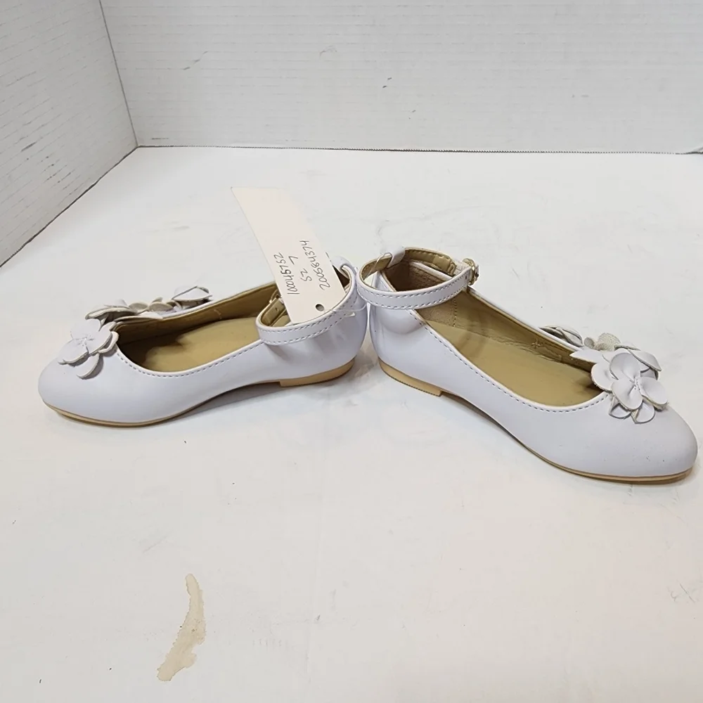 NWT Janie and Jack White almond toe flower ballet flats. Kids‎ size 7.